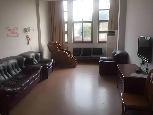 佟丽娅儿子正脸曝光，五官气质超像爸爸